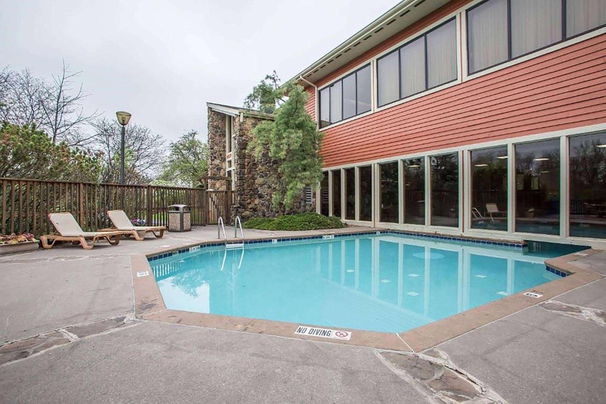 Howard Johnson By Wyndham Merrillville Bagian luar foto